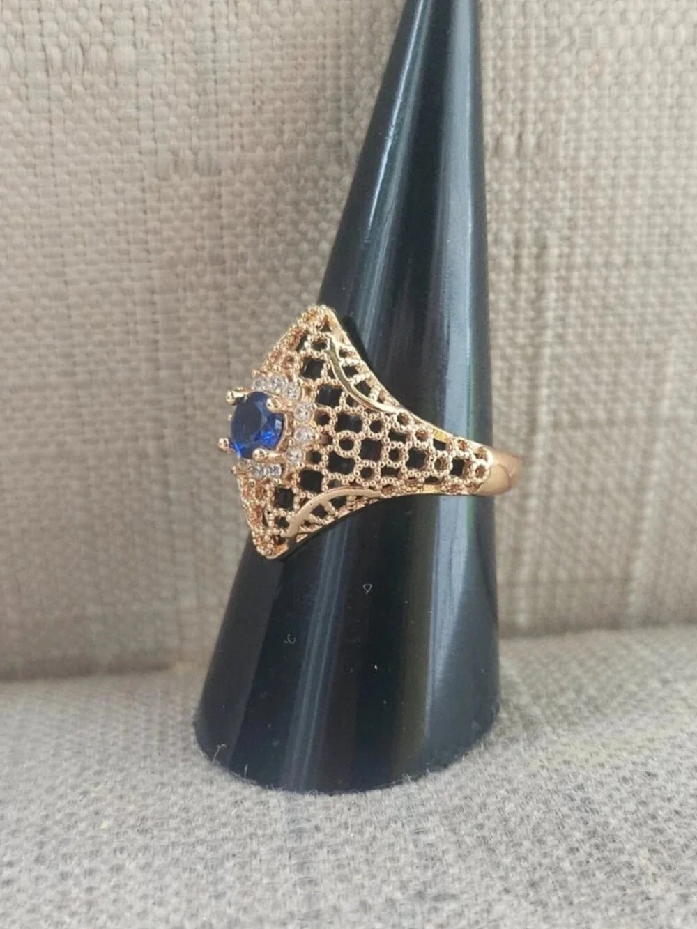 Women Ring Faux Blue Stone Centered Gold Tone Fashion Jewelry Size 8 New Unbrand - Picture 8 of 11